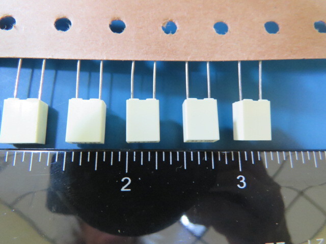 KEMET/ARCOTRONICS R82EC3330DQ70J Qty of 100 per Lot 0.33 �F Film Capacitor 63V