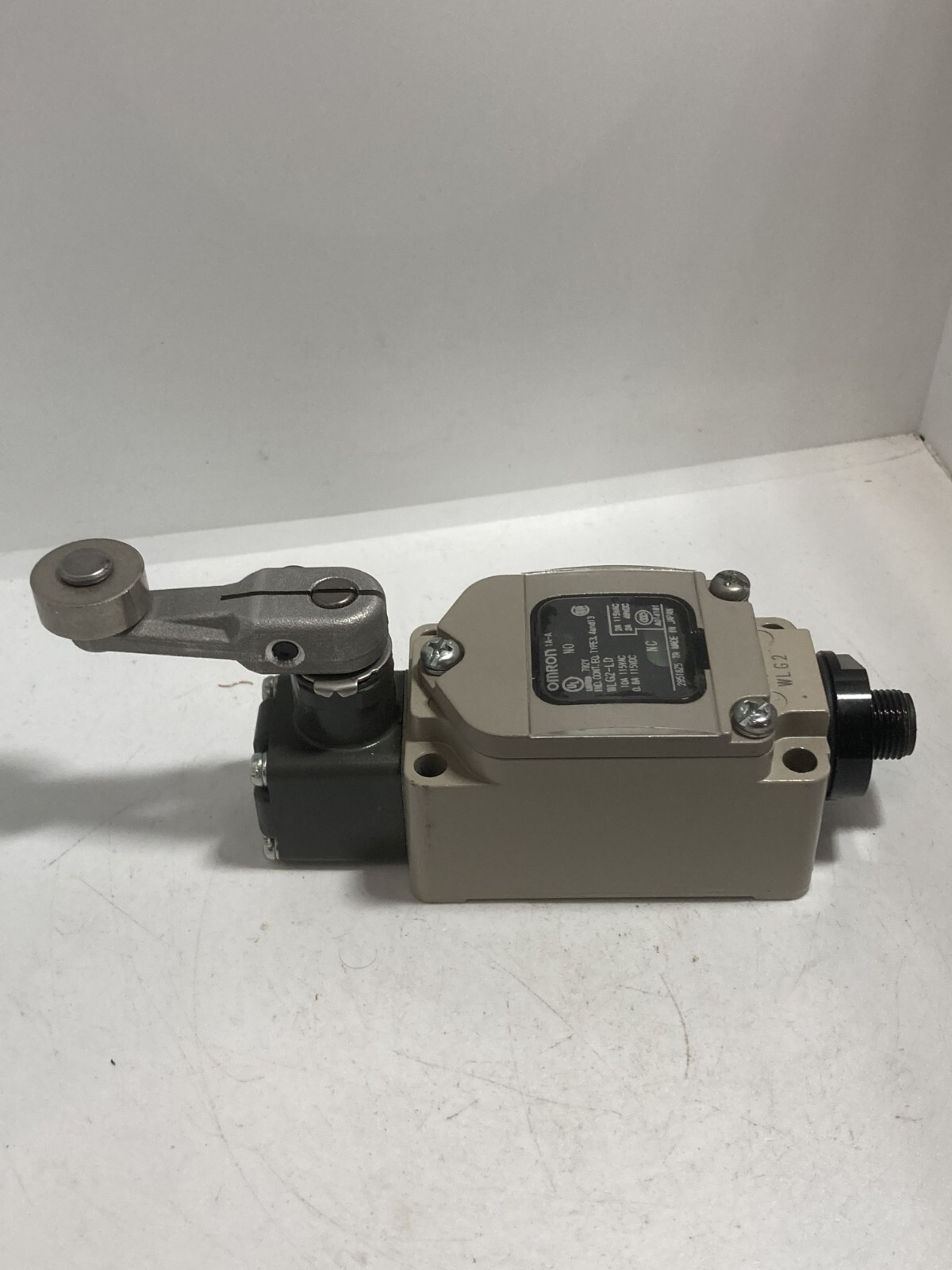 OMRON WLG2-LD LIMIT SWITCH 10A-115VAC 0.8A-115VDC NC/NO ROLLER LEVER NNB