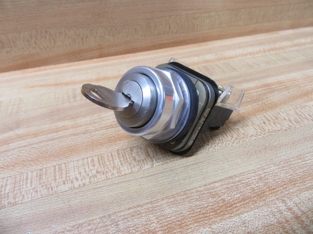 Allen Bradley 800T-E12A Push Button Switch Standard Cylinder Lock