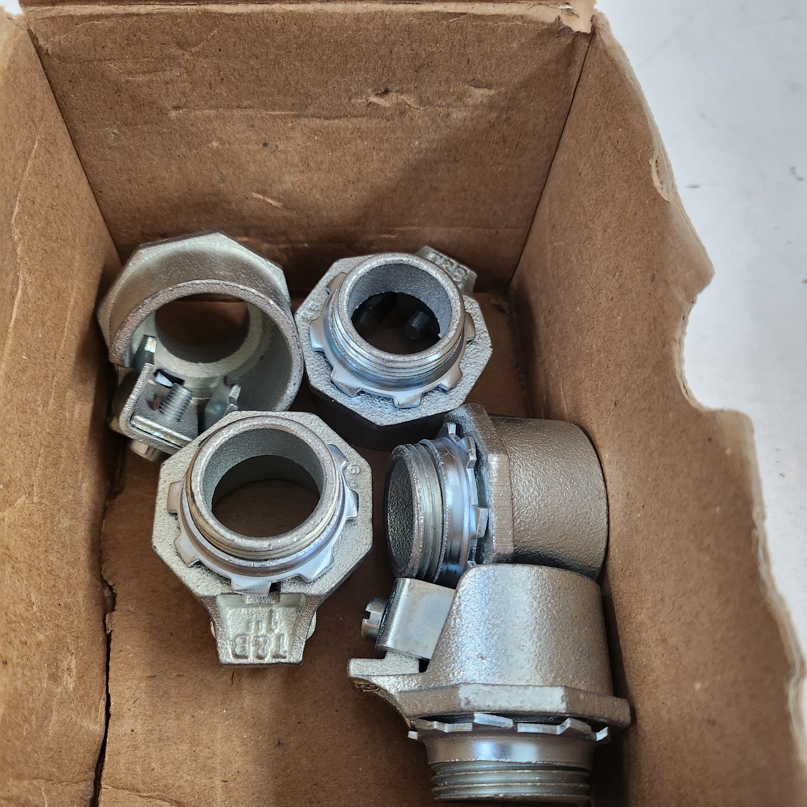 [BOX OF 5] THOMAS & BETTS 306 ARMORED CABLE CONNECTOR, 1″, TITE-BITE