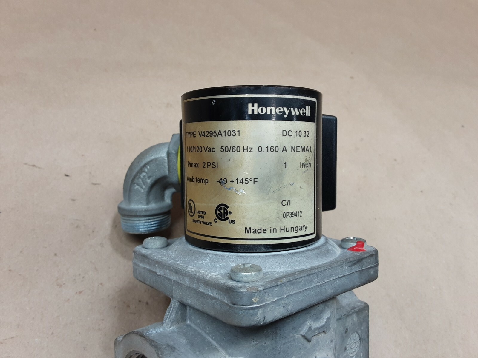 HONEYWELL V4295A1031 110/120 2PSI SOLENOID GAS VALVE #1018D17PR5