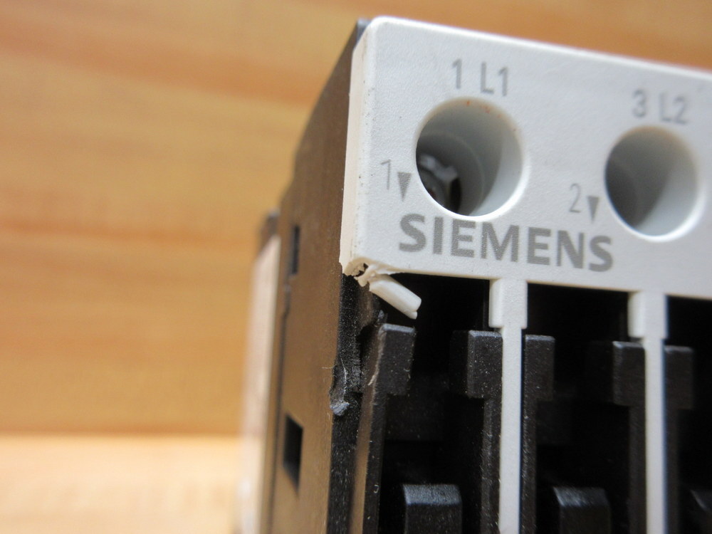 Siemens 3RT1023-1BB40 Contactor 3RT1023-1B..0 Cracked, W/Out Auxiliary