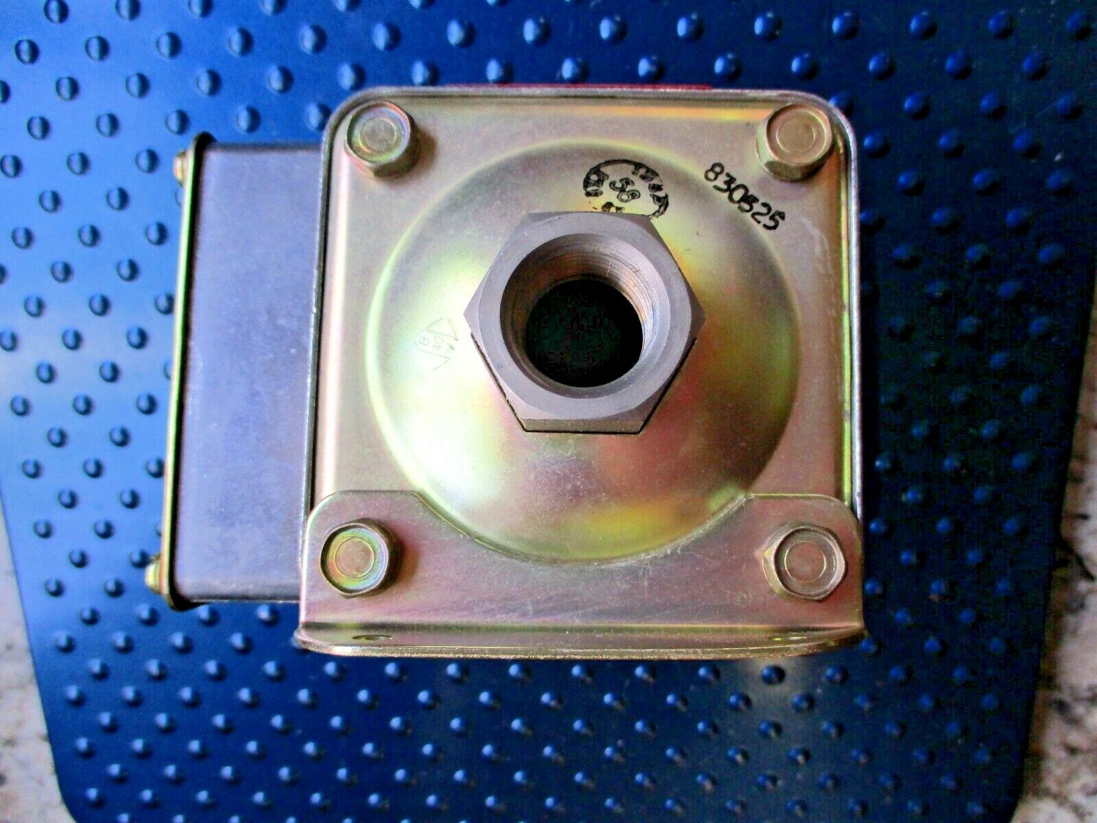 NEW BARKSDALE PRESSURE SWITCH D1T-H18SS-P2