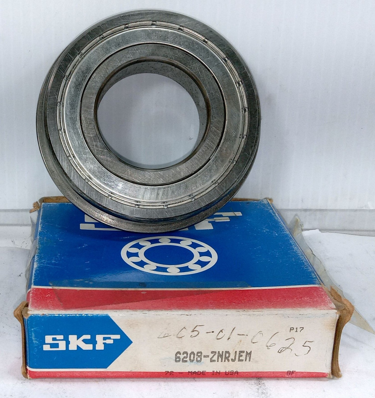 1 NEW SKF 6208-ZNRJEM 40X80X18 RADIAL BALL BEARING W/SNAP RING NIB *MAKE OFFER*