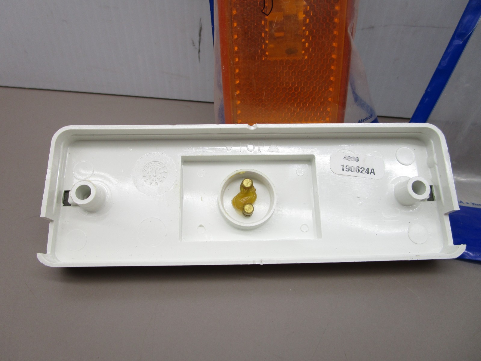 x2 Grote 46863 Clearance Lamp Amber 6″ x2″ 9217 Lens