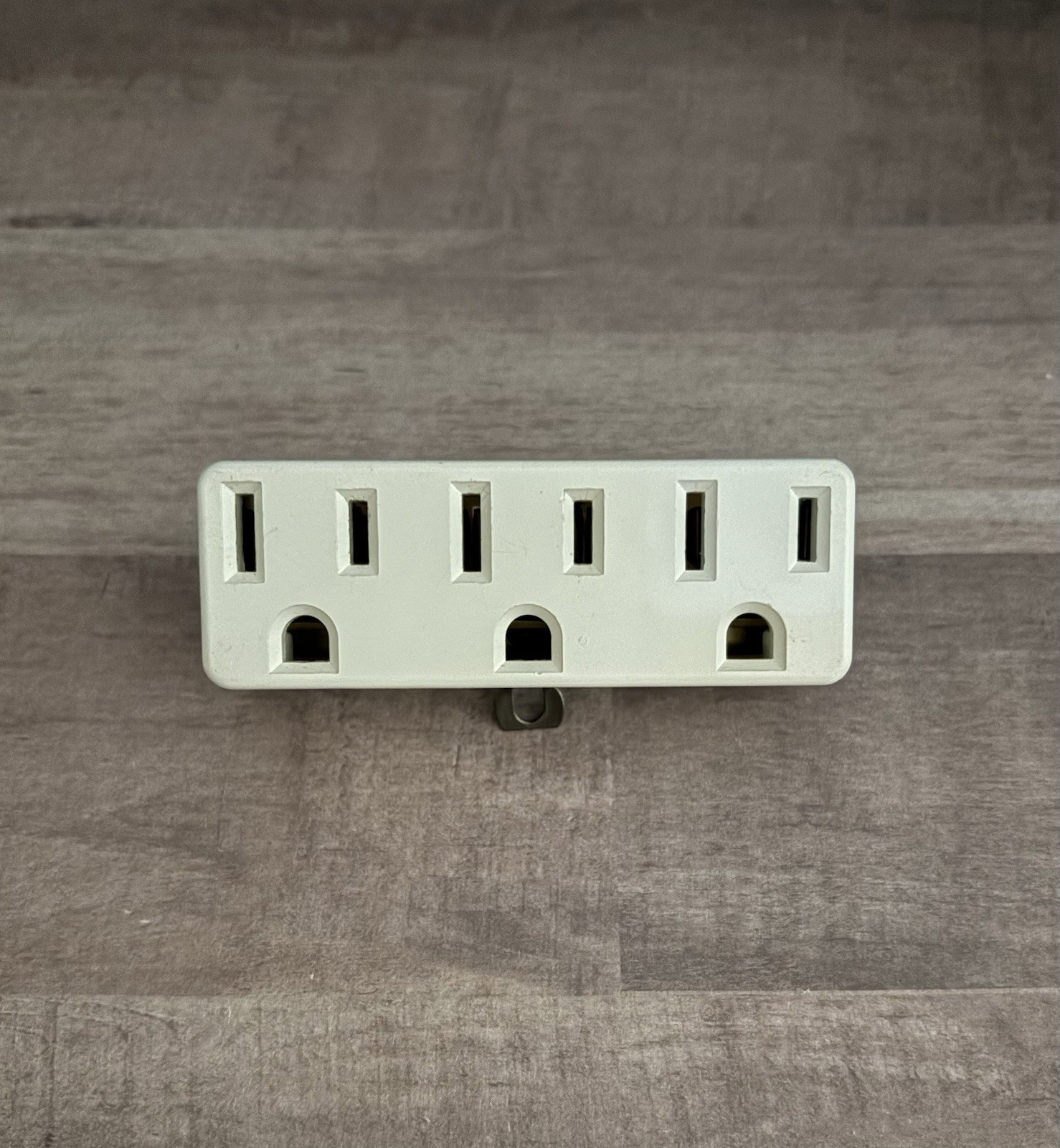 LEVITON R43-698-W GROUNDING TRIPLE OUTLET ADAPTER