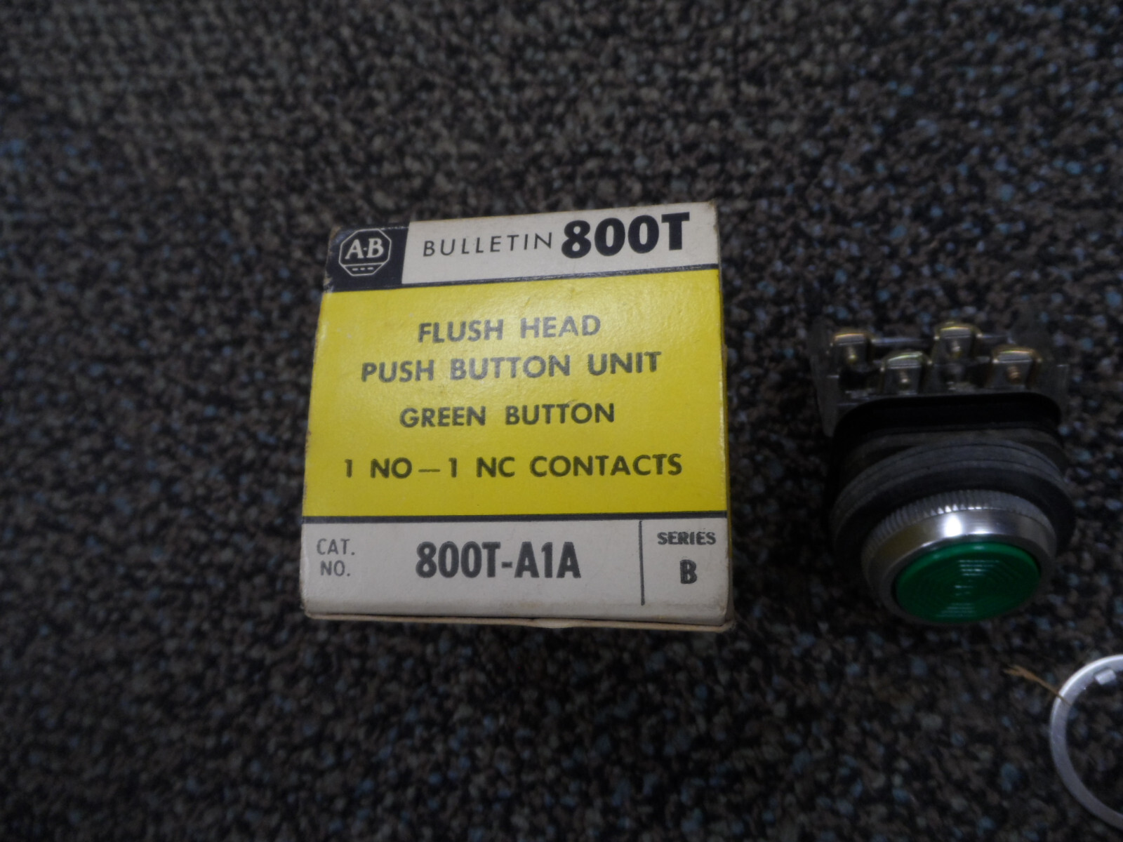 NEW WITH BOX! ALLEN-BRADLEY SER.T GREEN FLUSH MOMENTARY PUSH BUTTON 800T-A1A