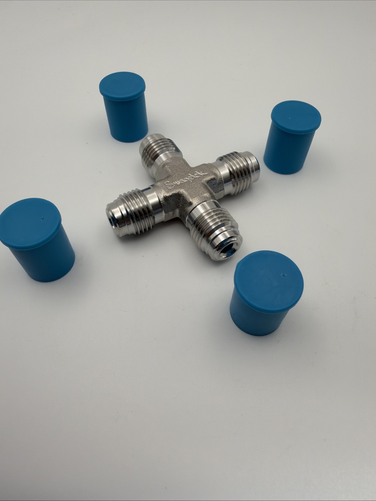 Swagelok SS-4-VCR-CS Stainless Steel VCR Face Seal Fitting 1/4″ Union Cross