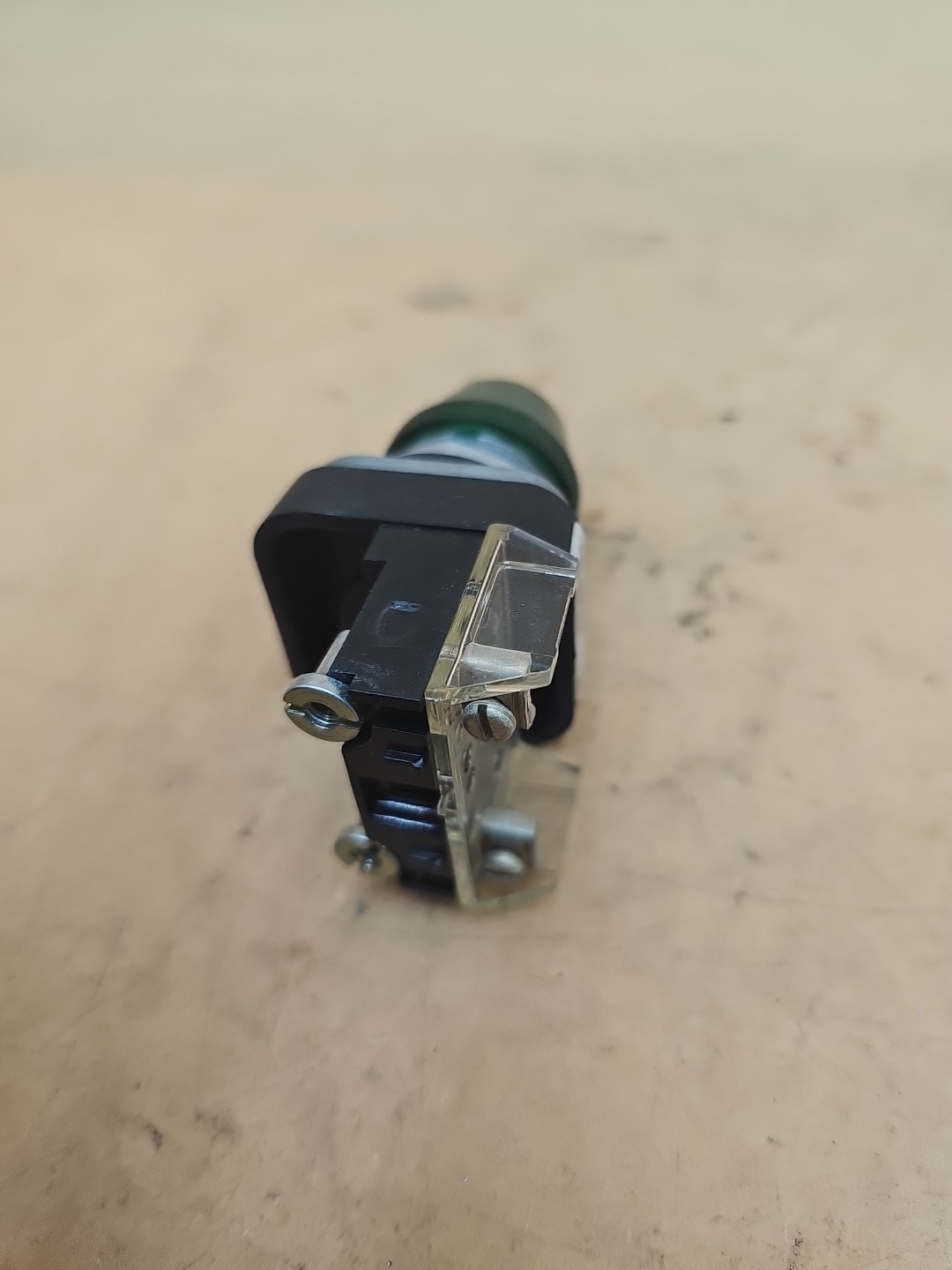 Allen Bradley 800T-R10 Ser. T Green Pilot Light