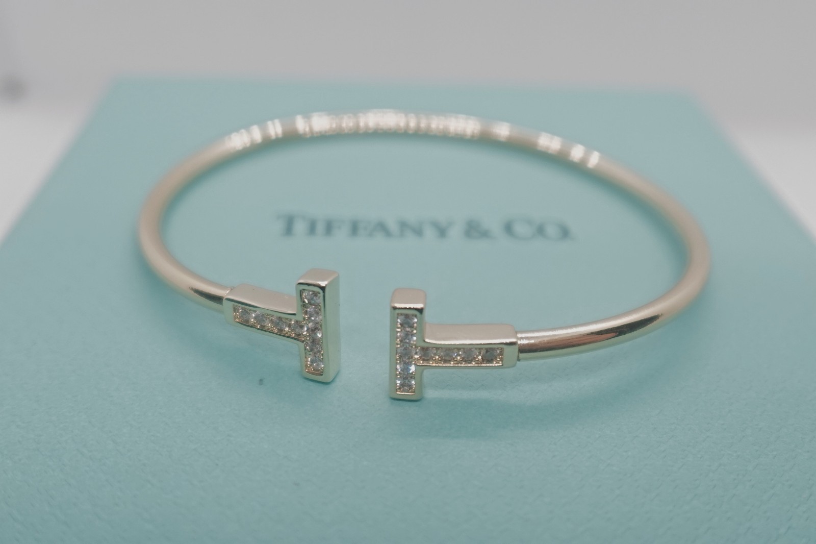 New.Tiiffany&Co.T Wire Bangle Bracelet 18k rose Gold Diamond Size small