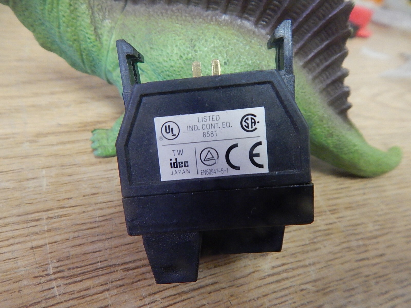 Idec 8581 S870 EN60947-5-1 120V 50-60Hz 6.3V 1W 6V 0.5W *FREE SHIPPING*