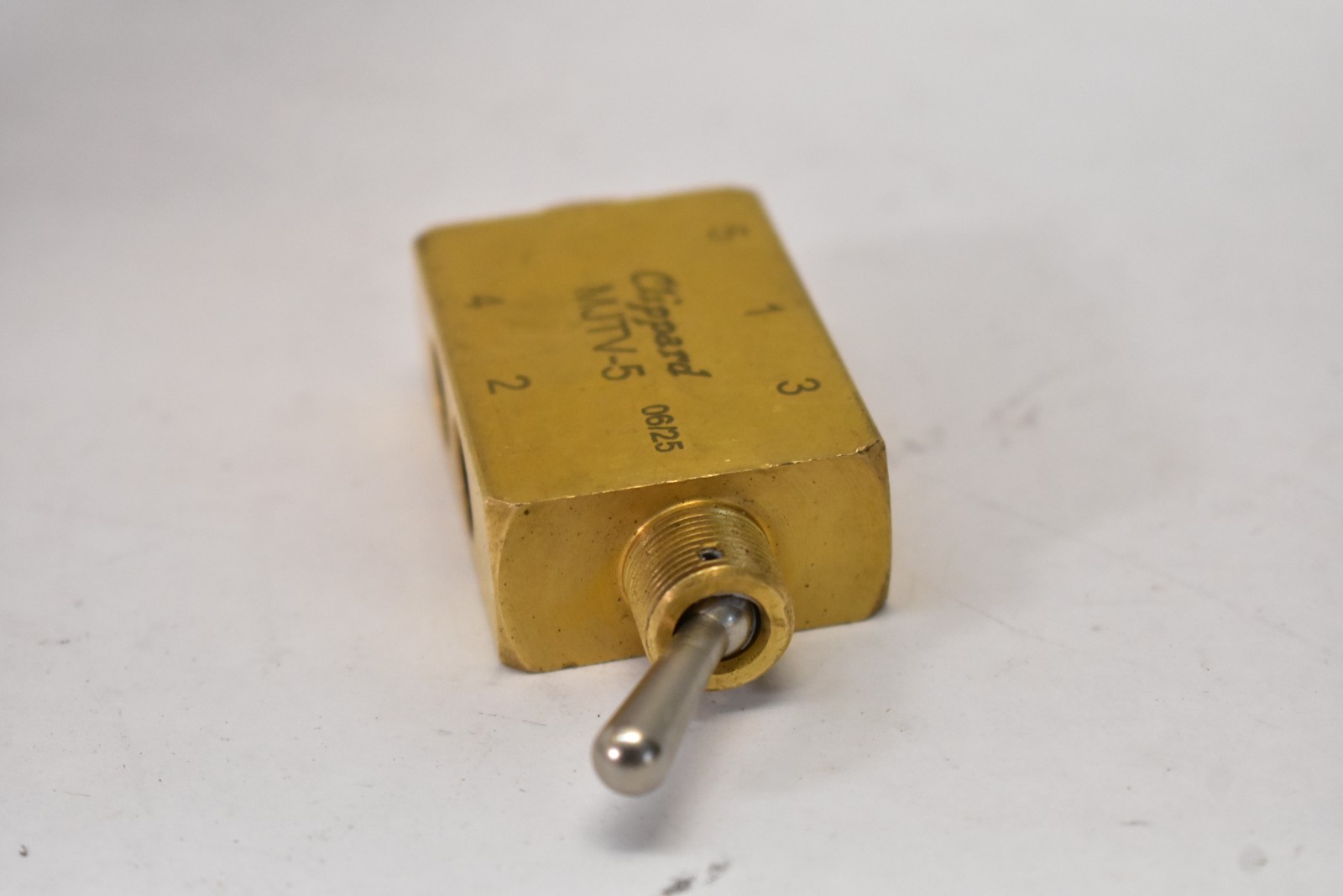 Clippard MTV-5 4-Way Toggle Valve Steel Toggle 1/8″ NPT 10.5 SCFM Scuffed/READ