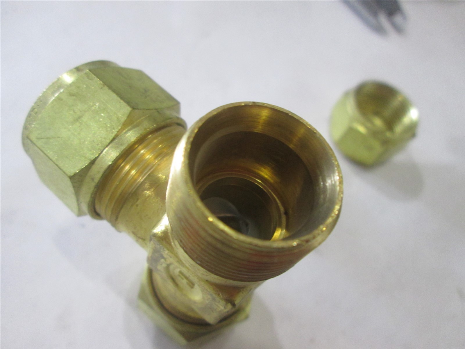 Lot of 6 Hoke Gyrolok Fitting Union Brass Pipe Tee 5/8″ Tube OD 10TTTBR