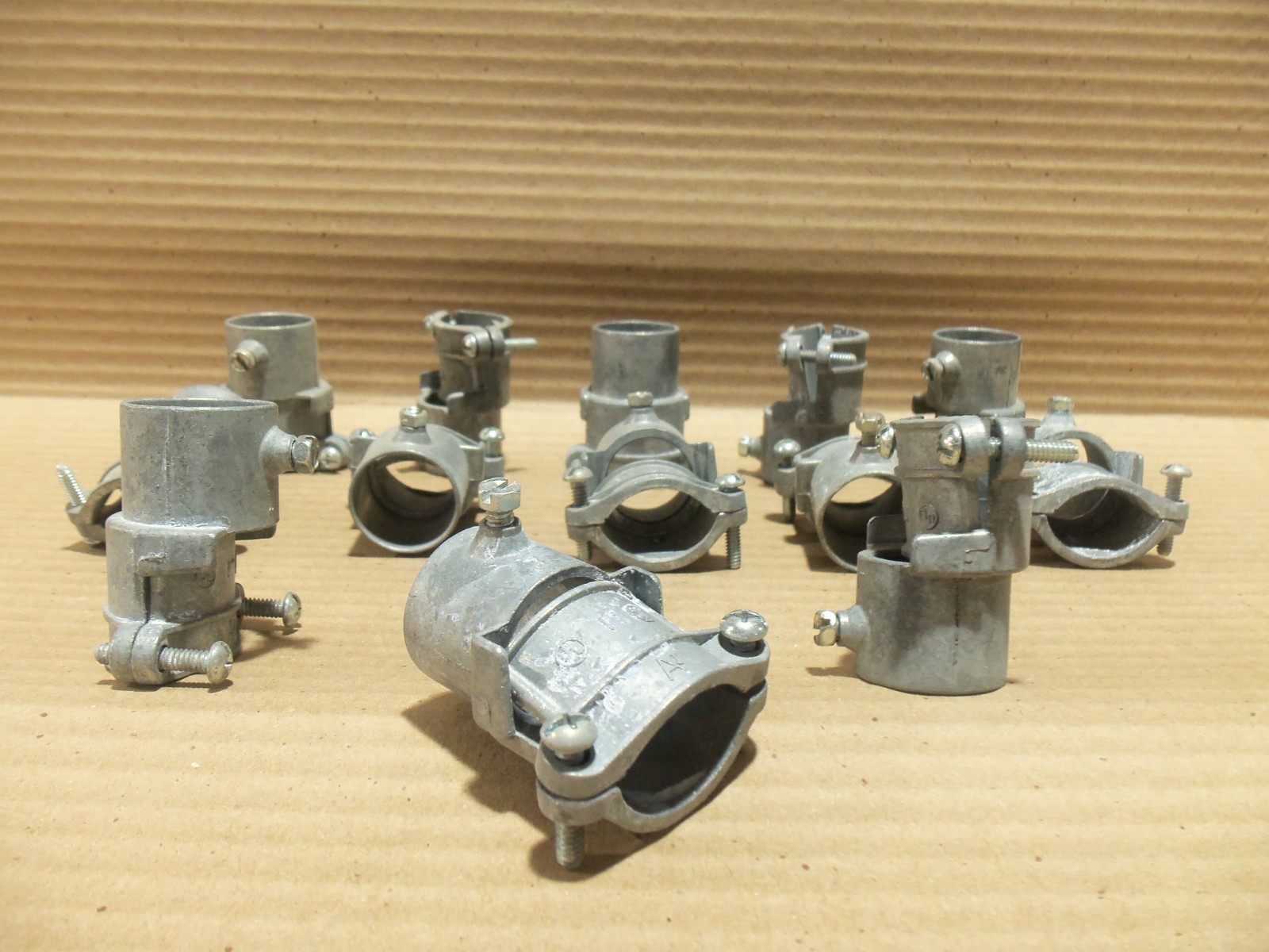 LOT OF 13 ARLINGTON 8630 1″ EMT TO FLEX ZINC DIE CAST COUPLING AK