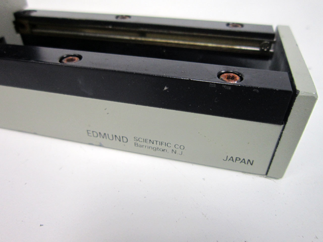 EDMUND SCIENTIFIC LINEAR MOTION RAIL WITH ANGLED HOLDING MOUNT HOLDER