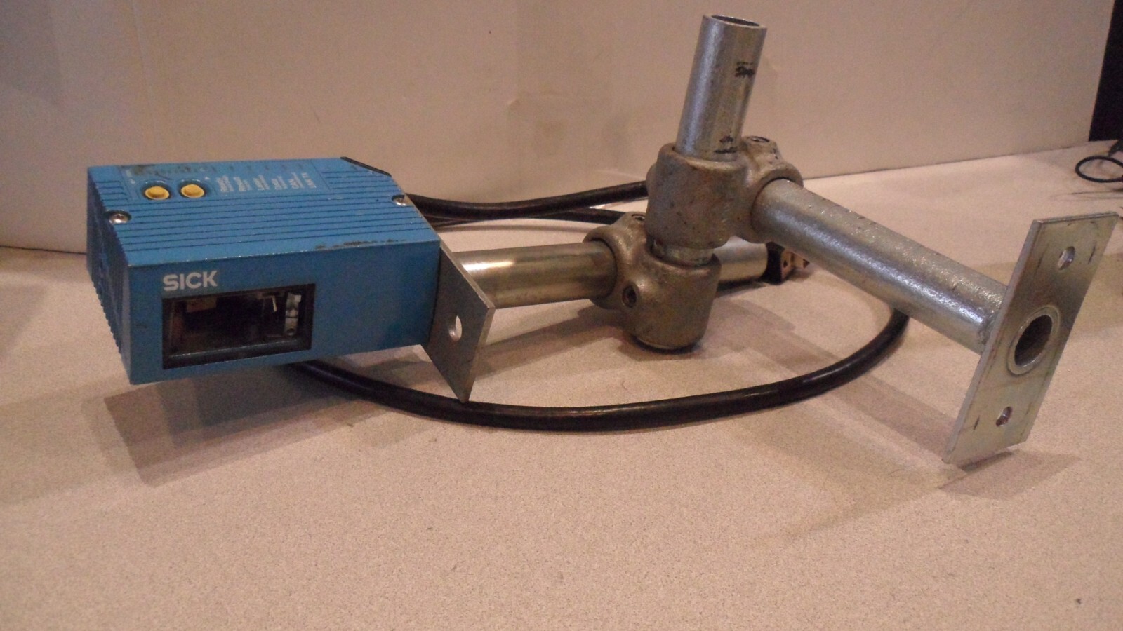 Sick Long Range Line Barcode Scanner – CLV630-0000 – 1040706 w/MOUNT