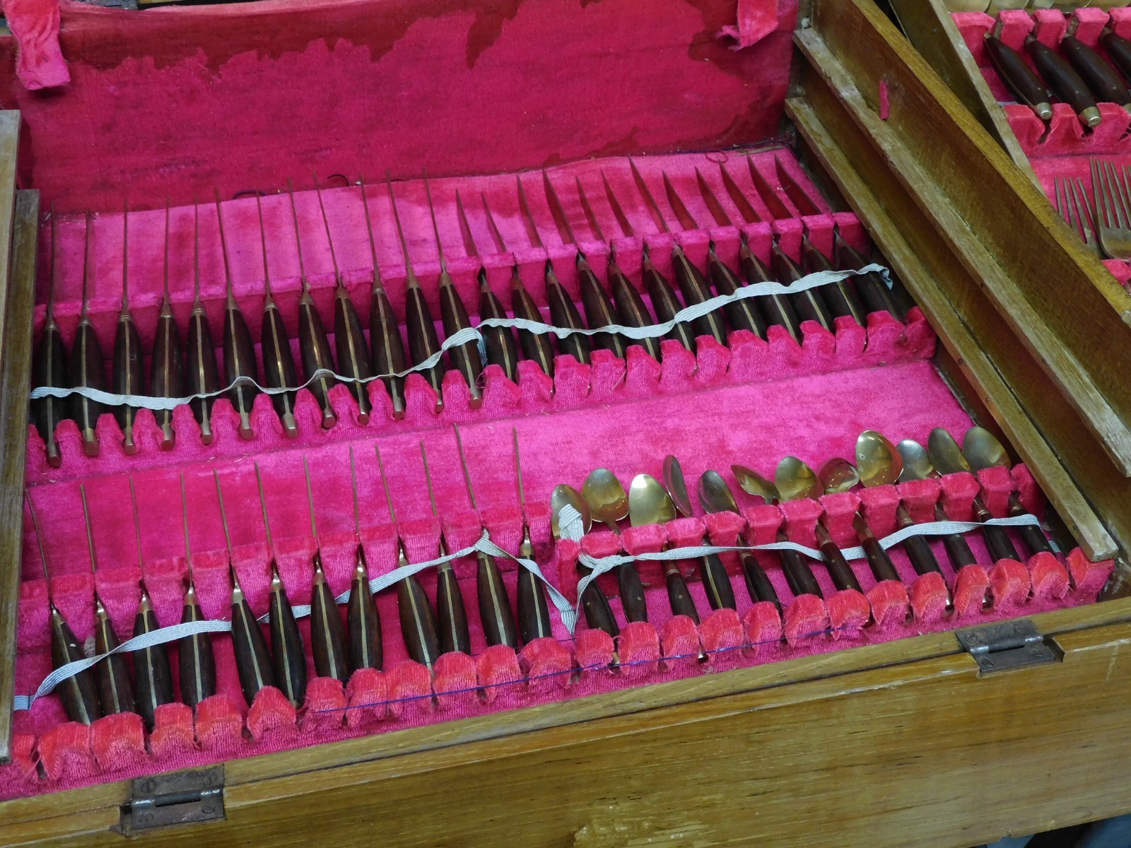 NO NAME 144PC SET OF BRASS & ROSEWOOD VITAGE THAILAND FLATWARE SERVICE FOR 12