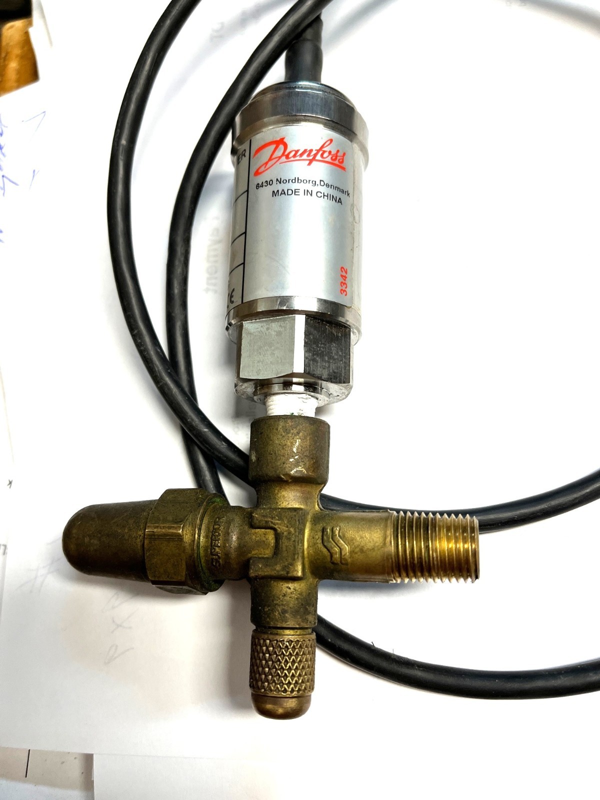 DANFOSS PRESSURE TRANSMITTER AKS32 060G3990 200psi w/Brass T Fitting UsedTakeOut