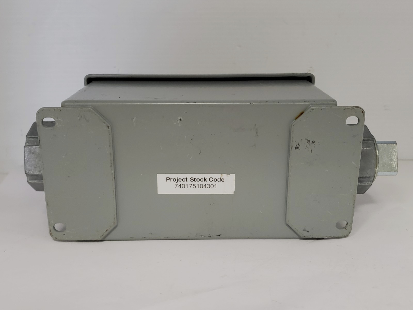 HOFFMAN E2PB CONTROL PUSHBUTTON SWITCH ENCLOSURE 2 HOLE 1.2″ HOLE DIA. STEEL