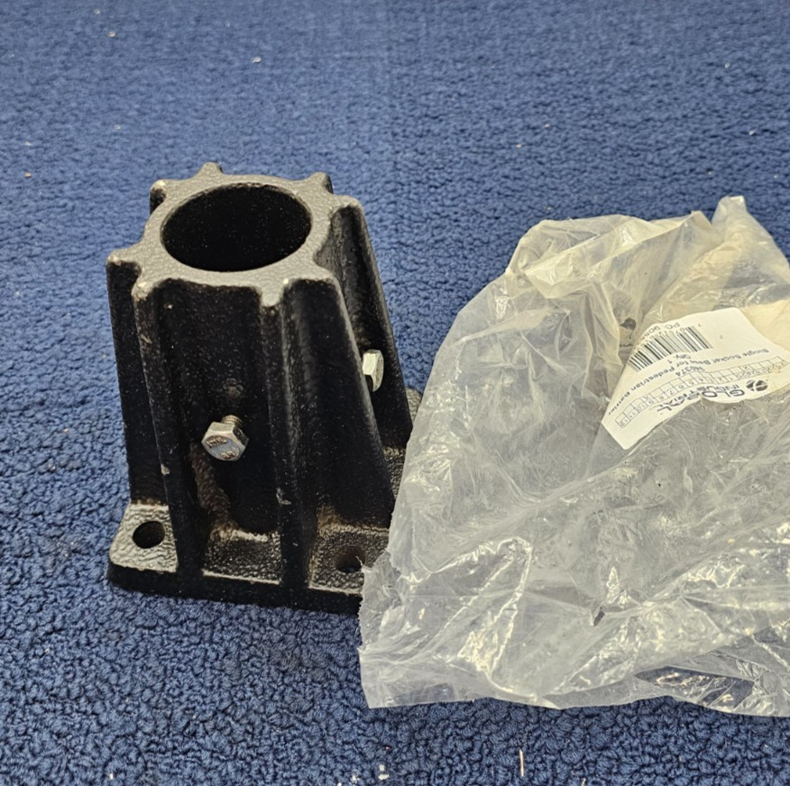 Global Industrial 940374 Single Socket Base for Pedestrian Barrier 9054860