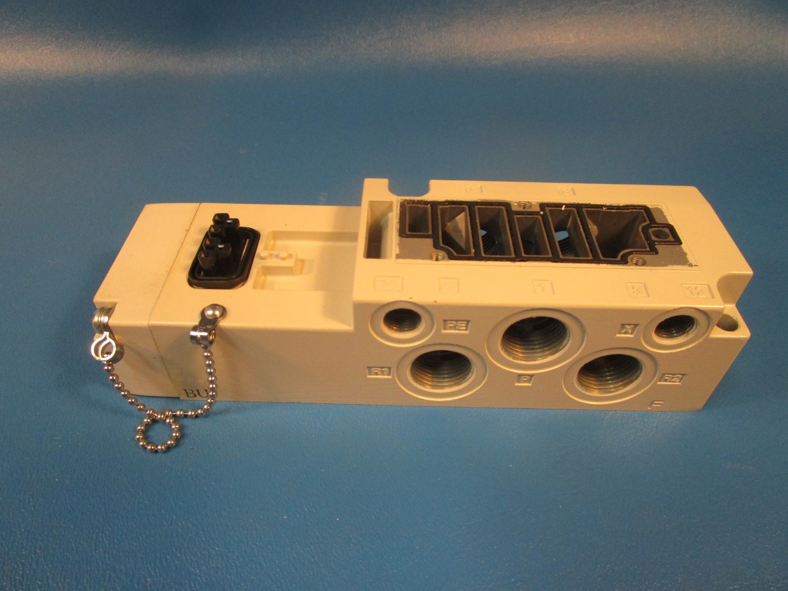 SMC VQ4000-PW-03F, SUB PLATE, VFS4000 SOLENOID VALVE 4/5 PORT