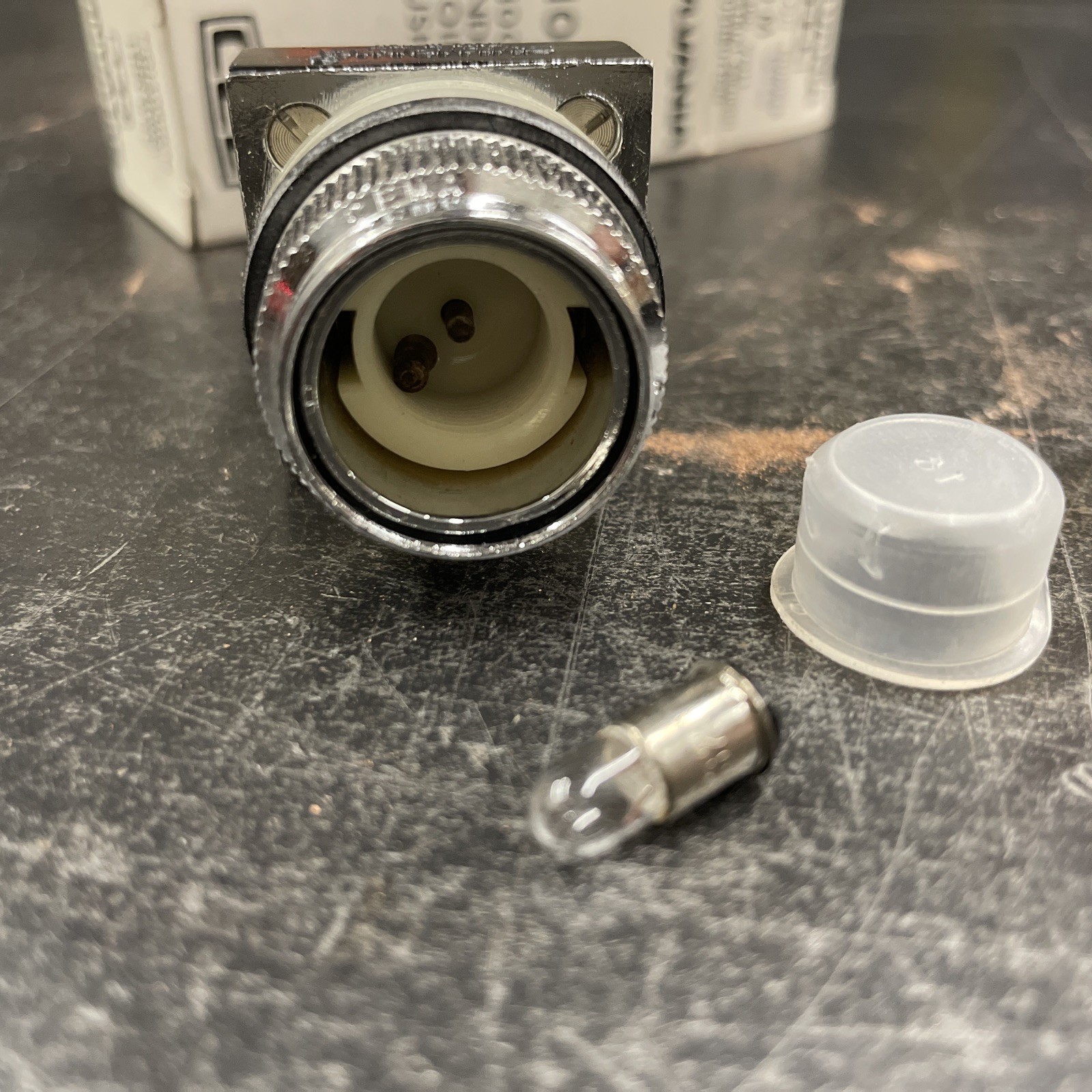 New Vintage Sylvania 100M-G510 Lighted Push Button Industrial Oiltight No Lens
