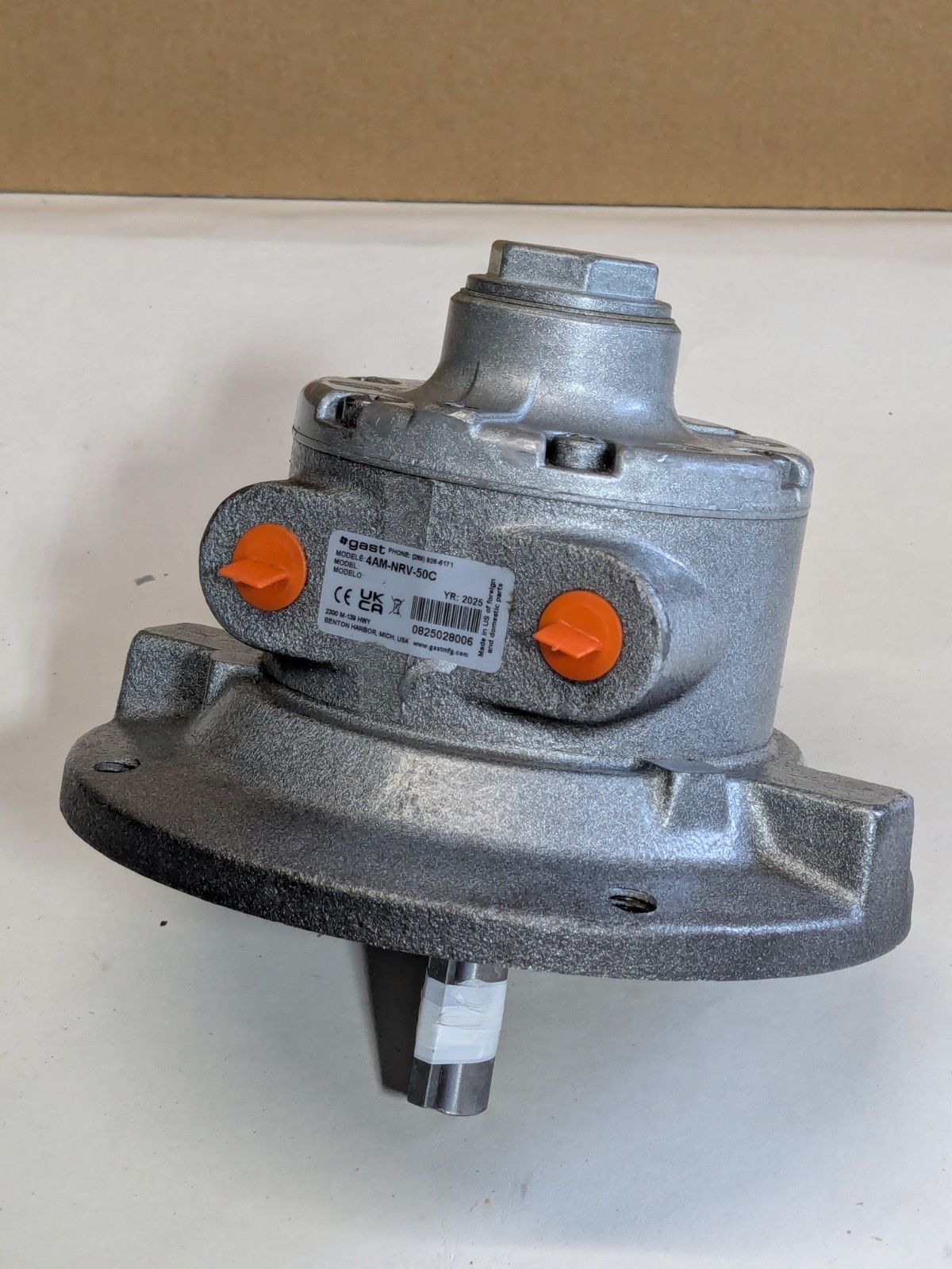 Gast Flanged Air Motor w/ Muffler 1.5 HP 5/8″ Reversible Shaft 3000 RPM Max