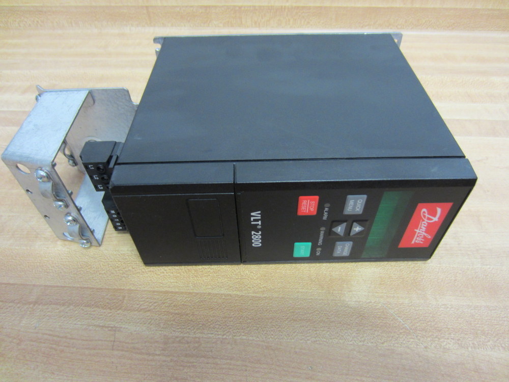 Danfoss 195N1027 AC Inverter Drive VLT 2800 Cracked