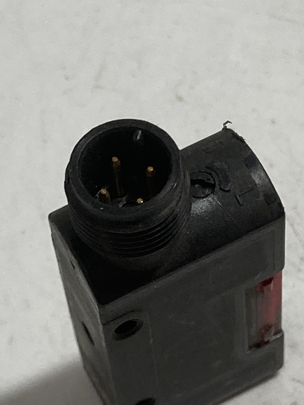 OMRON E3S-AD87 PHOTOELECTRIC SENSOR 10-30VDC NEUTRAL PNP DIFFUSE REFLECTIVE