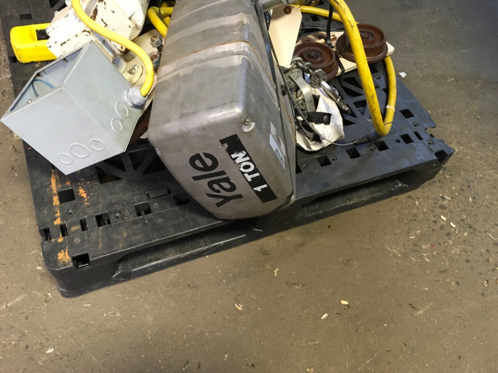 YALE 1 ton 3phase hoist with motor trolley, KEL1-10RT1551, 230/460v, (ADI-1507)