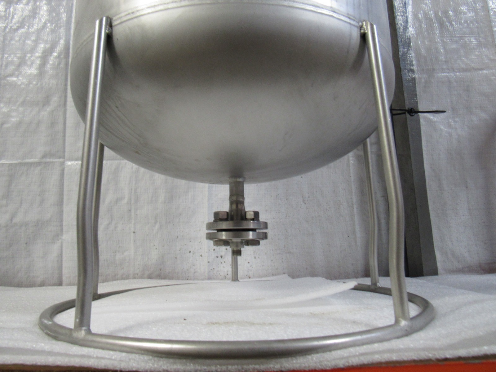 Apache 180-37.4 Stainless Pressure Vessel Tank 37.4 Gal 141.5 L 140Psi 100°F