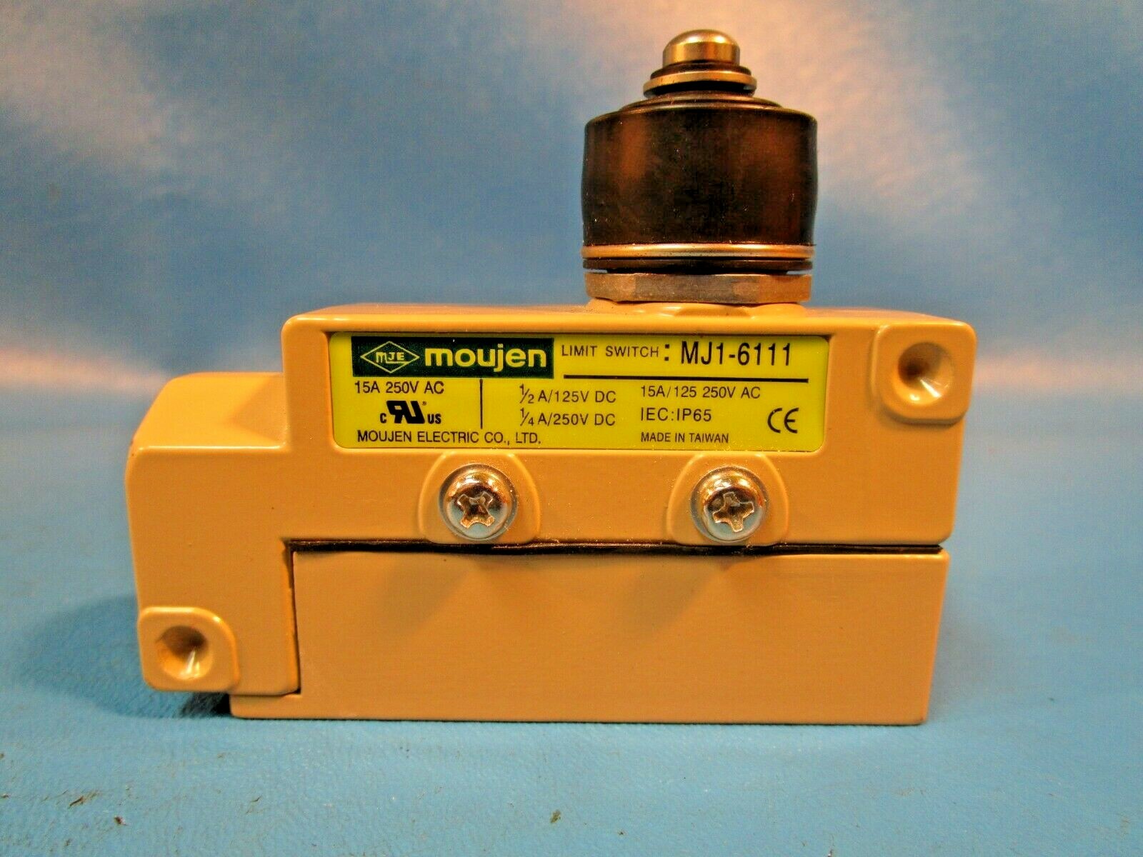 Moujen, MJ1-6111, Limit Switch, Seal Button Plunger, Side Mount