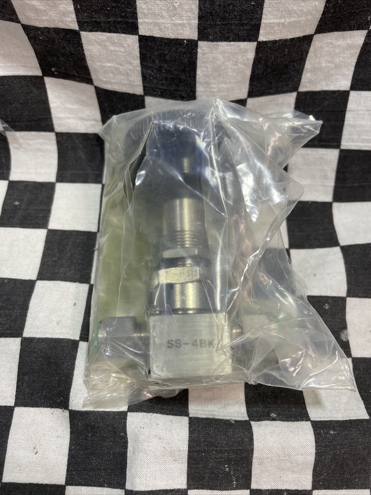 SWAGELOK Bellows Sealed Valve 1/4″ Toggle Handle, SS-4BKT, SHIPSAMEDAY#ZB39