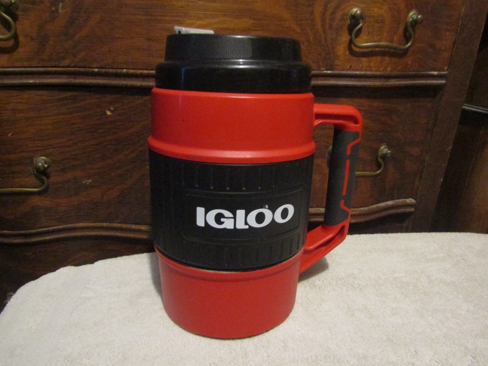 IGLOO Commercial Insulated Mug 1/2 gallon Red and Black Hot Cold. OS-IM532A-3