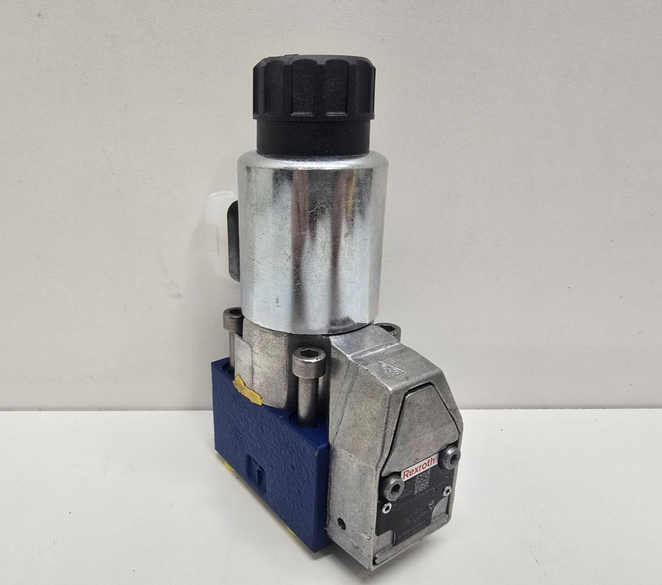 NEW OLD STOCK! REXROTH DIRECTIONAL VALVE M-3SEW-6U37/630MG24N9K4 R900566289
