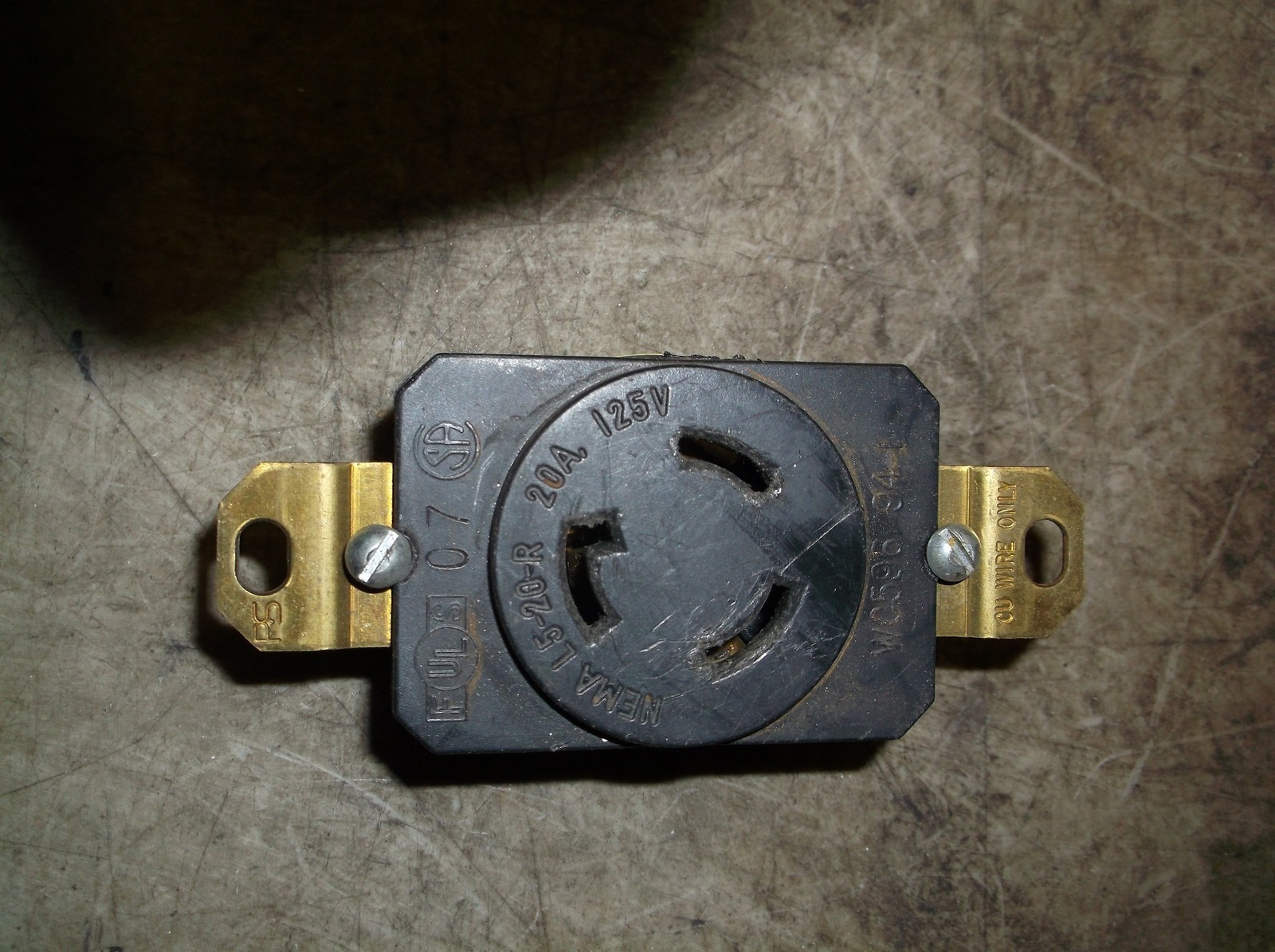 Leviton Nema L5-20-R 20A 125V Twist Lock Receptacle WC596/94-1 *FREE SHIPPING*