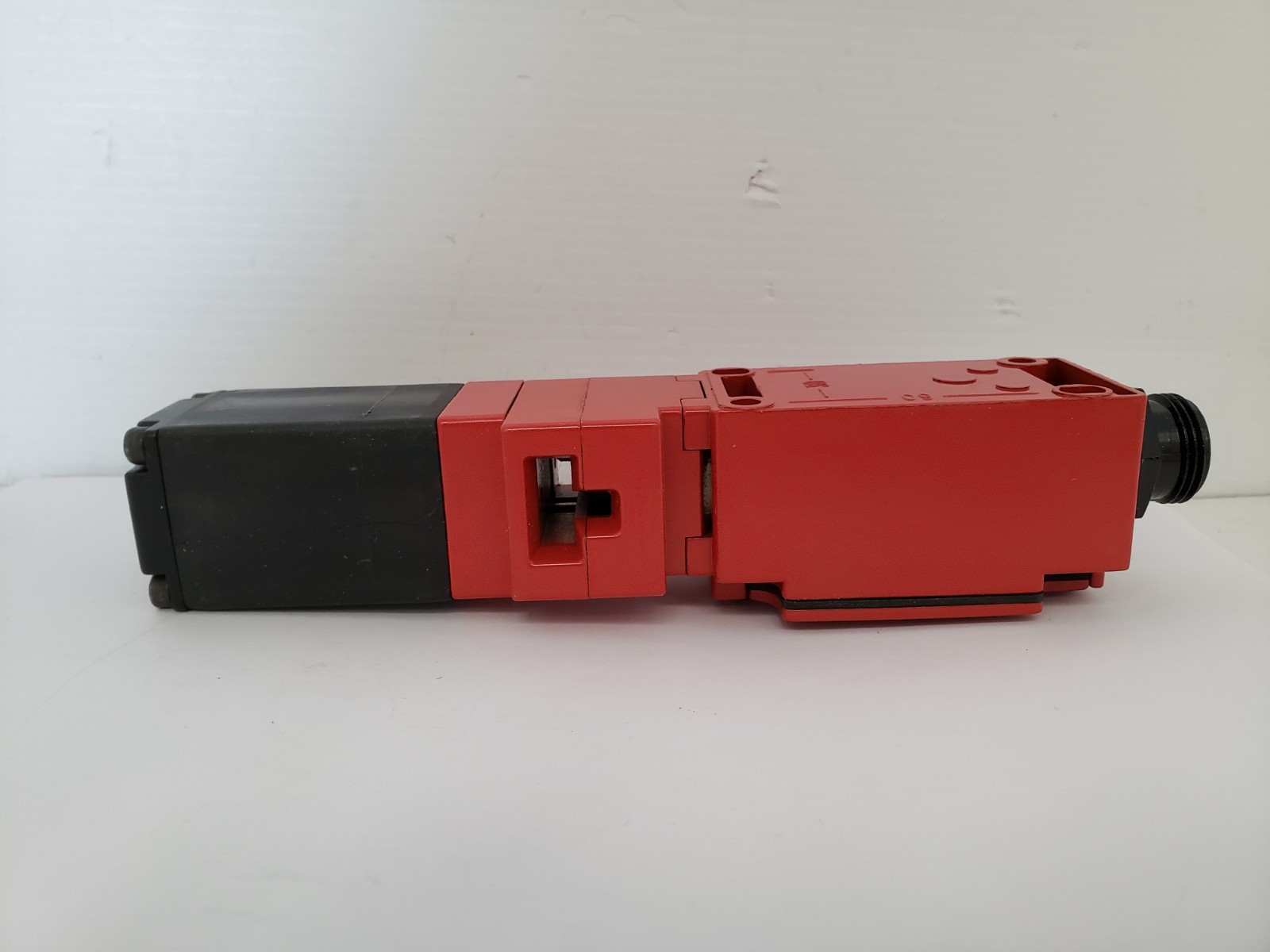 TELEMECANIQUE XCKJ5954F0-547 INTERLOCK SAFETY SWITCH 3A 240V 5 PIN NIB