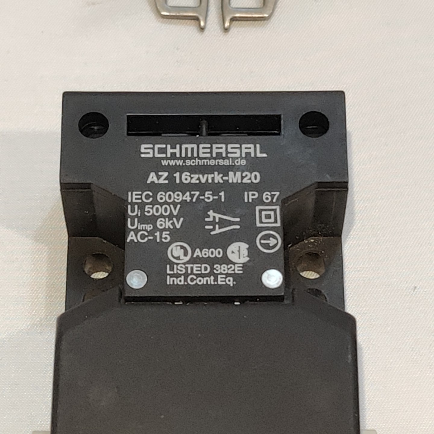 (2) Schmersal Safety Interlock Switch Latch AZ16-ZVRK-M20