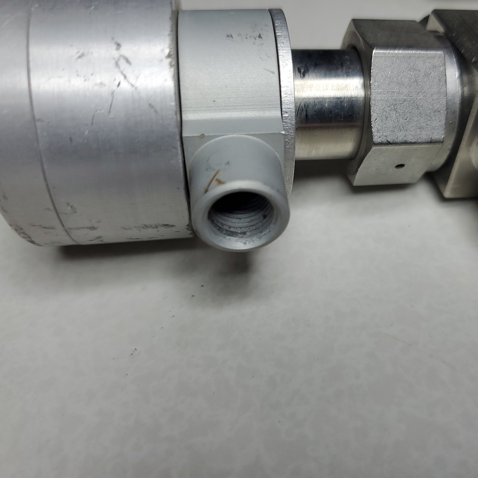 Swagelok SS-4BK-VCR-1C Bellows Sealed Pneumatic Valves 1/4 in VCR Lot of 2 Used
