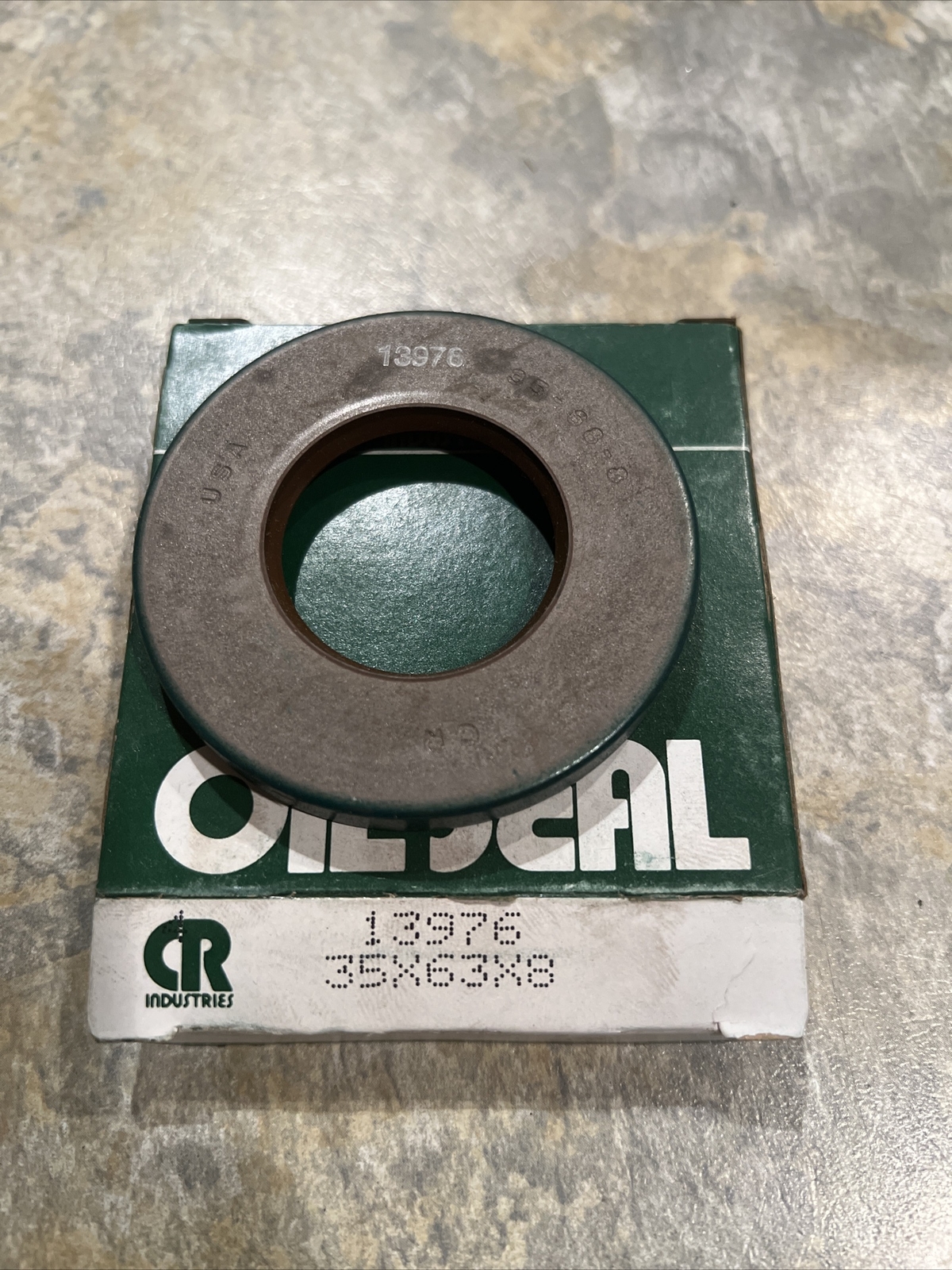 OIL SEAL CR 13976 CRW1 V (35X68X8) CHICAGO RAWHIDE , Free Shipping !