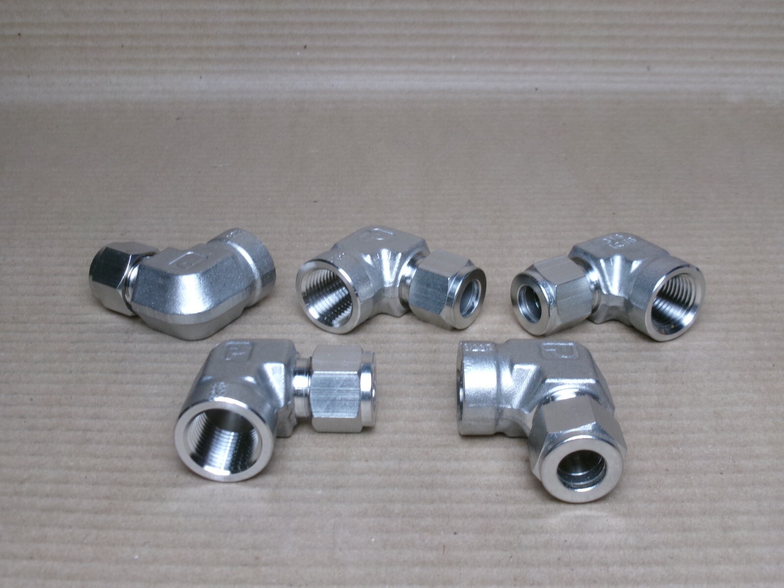 NEW LOT OF 5 PARKER 8FEL8N-316 3/4″ FEMALE NPT 90° STAINLESS ELBOW TO 1/2″ OD