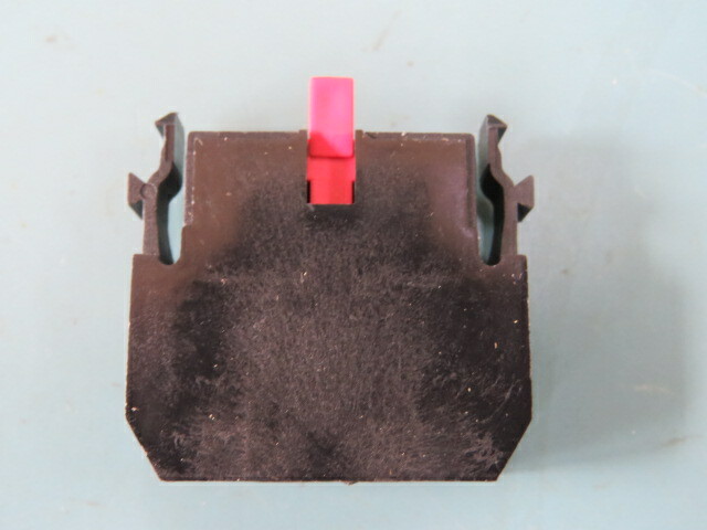 CUTTER-HAMMER E22B1 Qty of 2 per Lot Contact Block, 10 A, 600 V, 1 Pole, 1NC