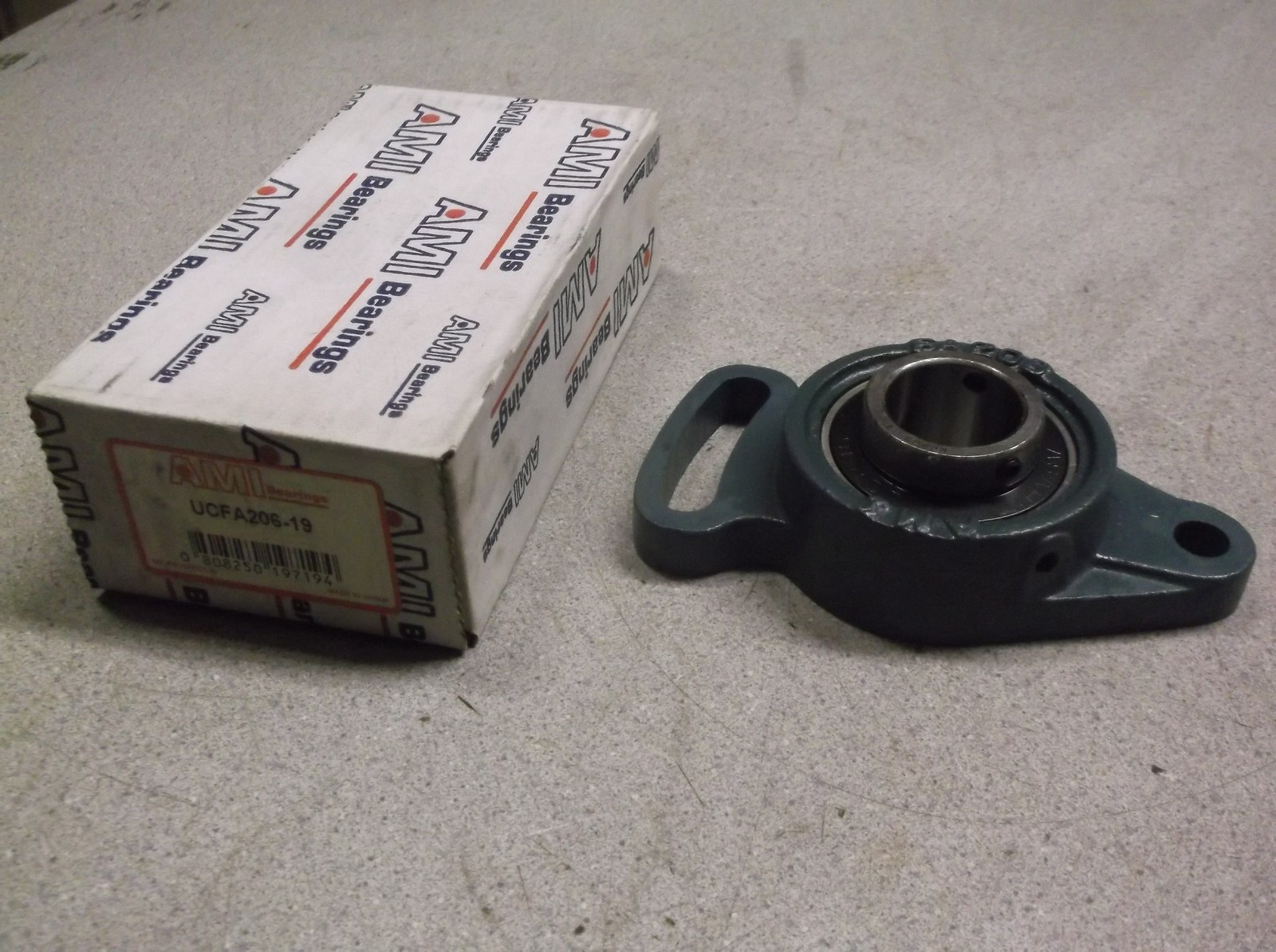 NEW AMI UCFA206-19 Flange Mounted Bearing *FREE SHIPPING*
