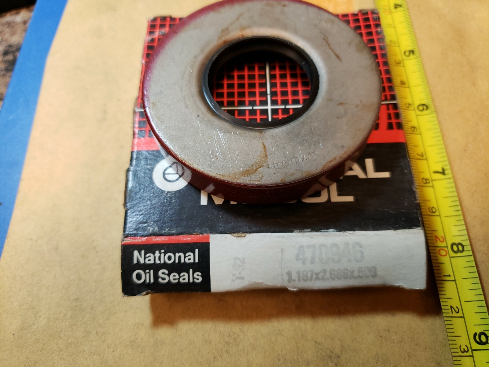 NOS National 470946 Oil Seal New In The Box F+S!