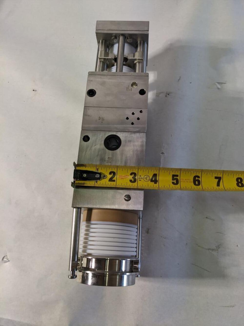 KHS PNEUMATIC CYLINDER 65175533S001 W/ APACHE 3800 CASE 8.39 X 5.6 X 3.25″ R35