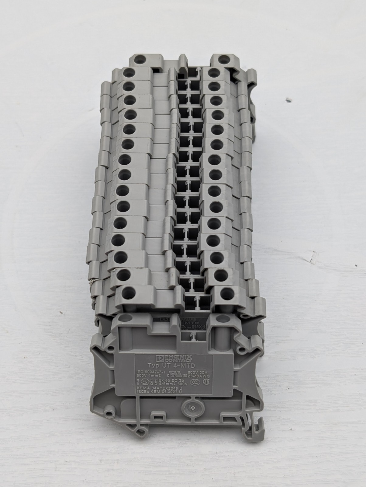 (X17) Phoenix 3046184 UT 4-MTD Terminal Blocks NEW