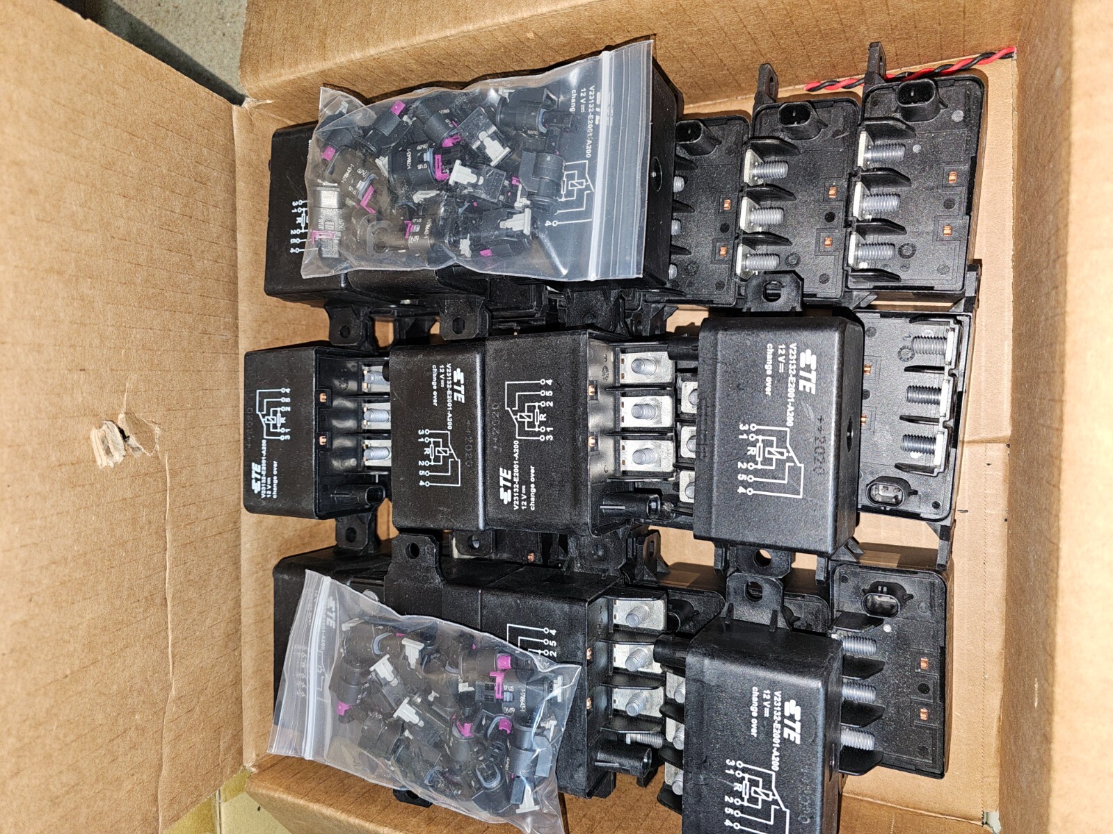 TE Connectivity V23132-E2001-A200 Change Over New!