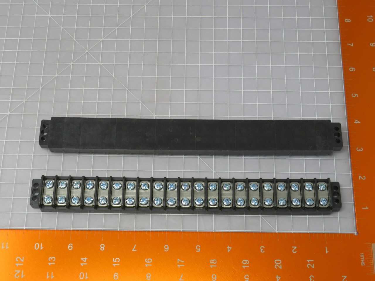 Lot of 12 COOPER BUSSMANN TB200-21 X98988 CONN BARRIER STRP 21CIRC 0.437″
