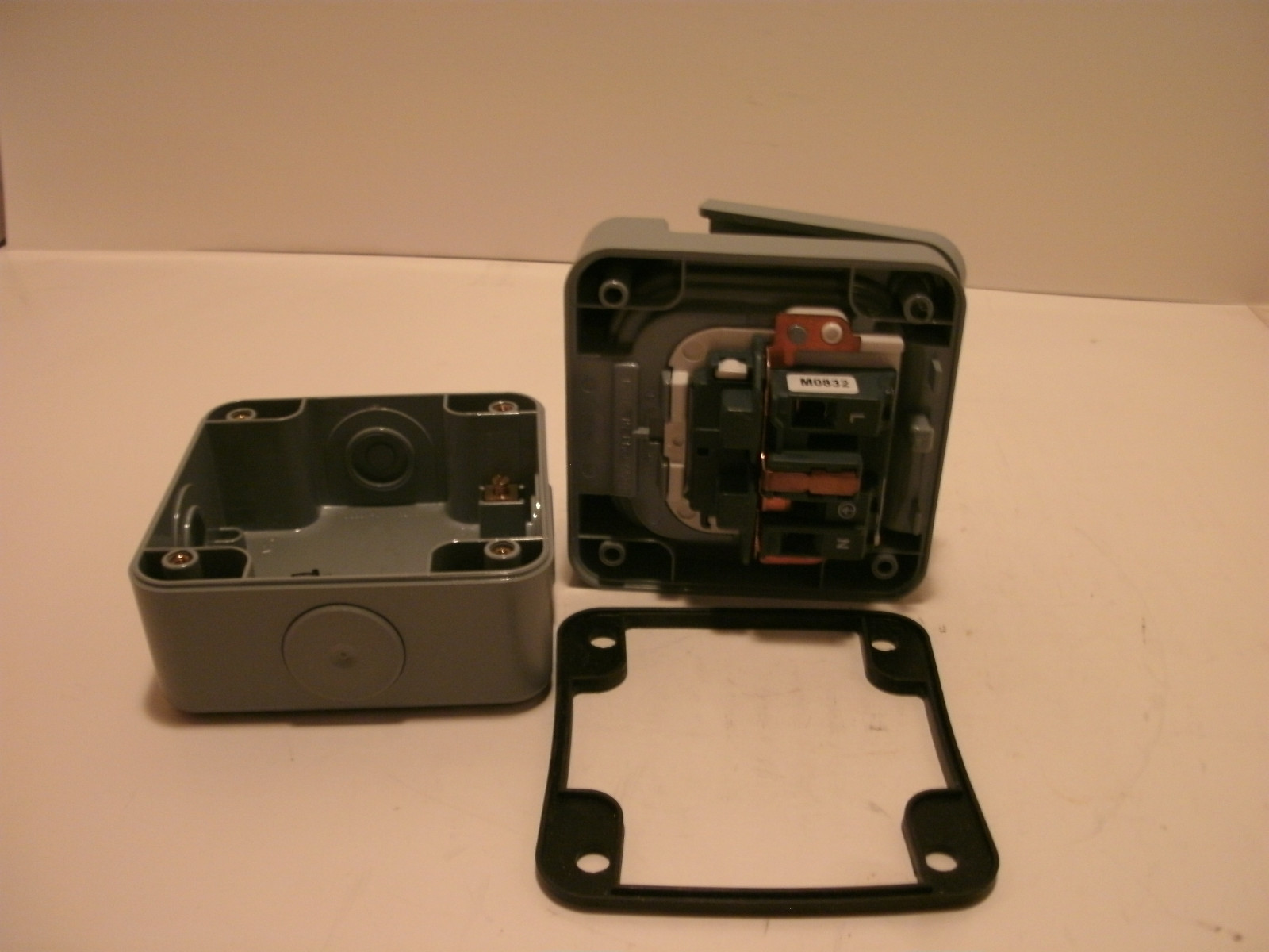 MK MASTERSEAL 56480-GRY INDUSTRIAL POWER SOCKET 1G INSWITCHED IP56 GREY NIB