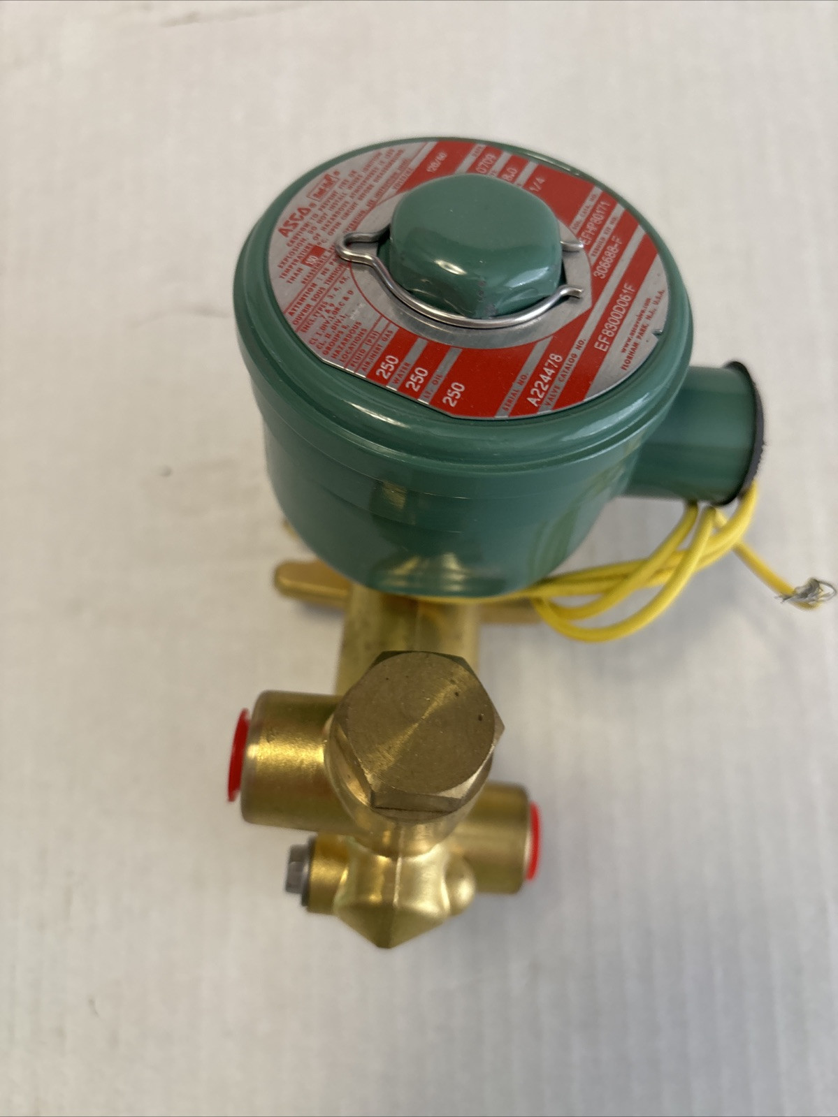 ASCO , EF8300D061F , SOLENOID VALVE, 1/4″ FNPT , New In An Open Box NOS.